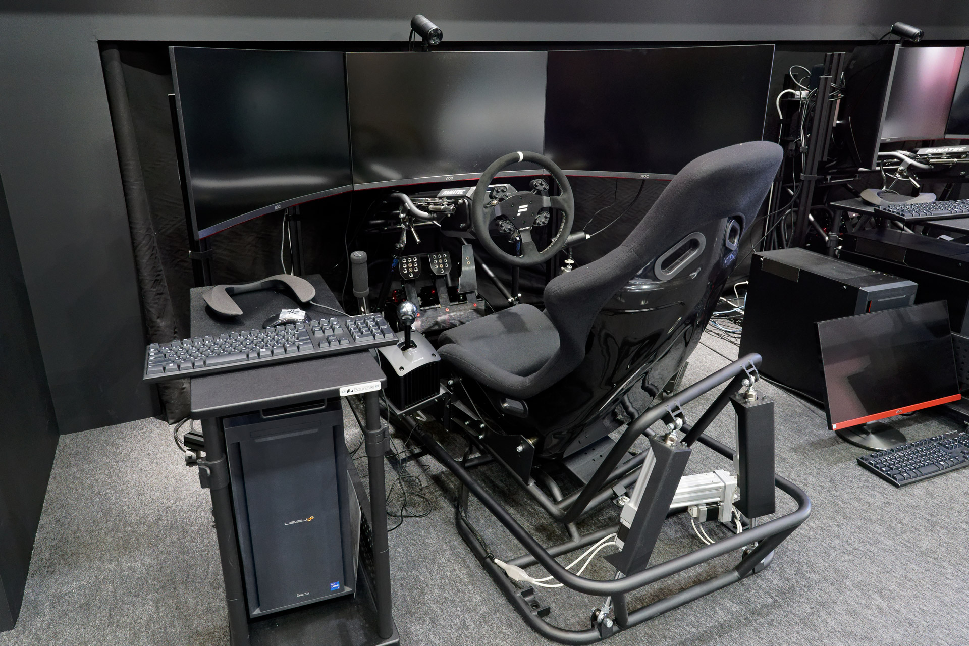 可動筐体による本格的なレーシングシミュレーターでeモータースポーツを誰でも体験できる