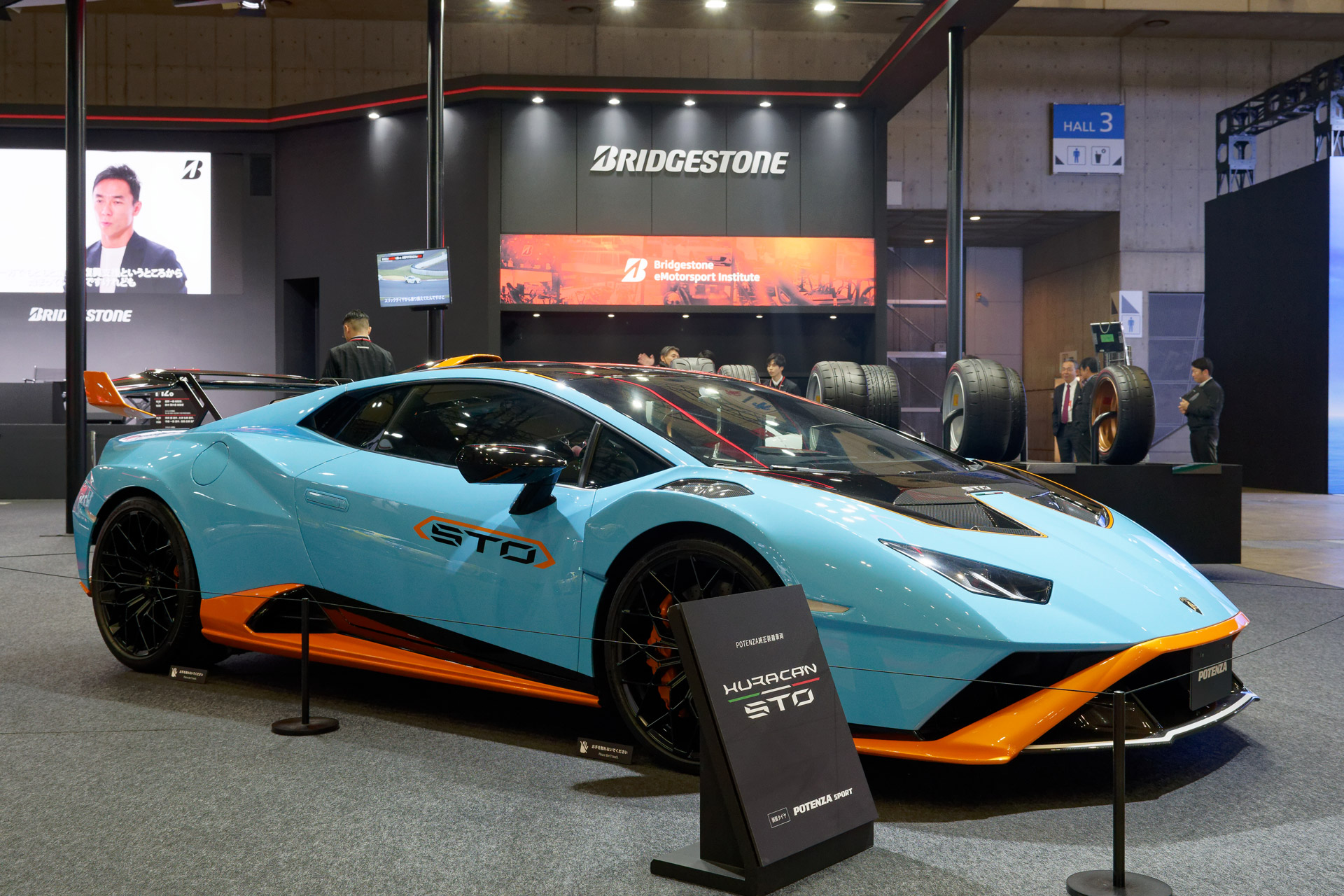 同社タイヤを装着するSUPER GTなどレース参戦車両やスーパーカーの展示