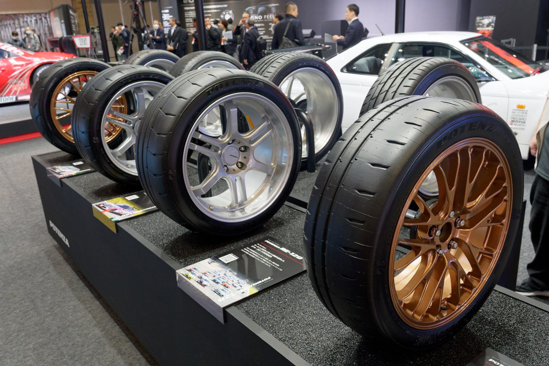 POTENZAシリーズのタイヤももちろん並ぶ