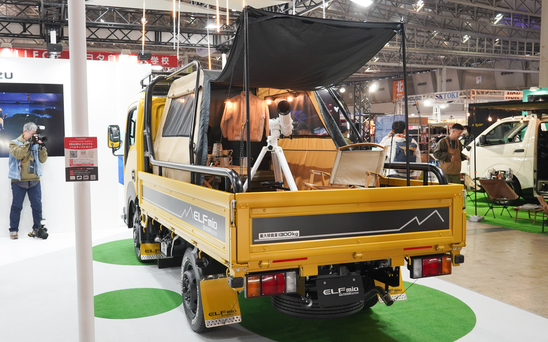 平ボディの荷台にユーティリティフレームと専用テントを装着、荷台でいろいろ楽しめる