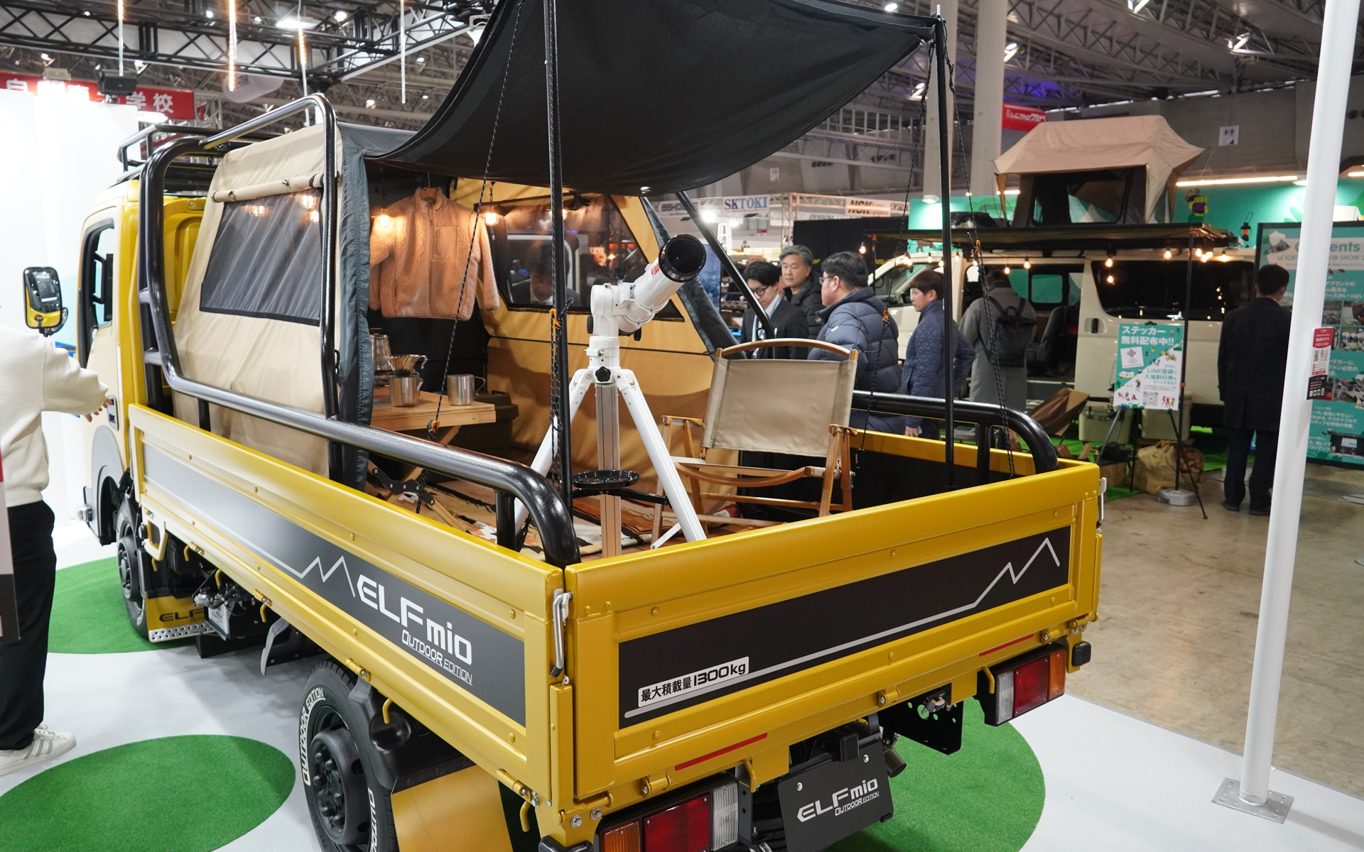 荷台にはアウトドアの用具がたくさん