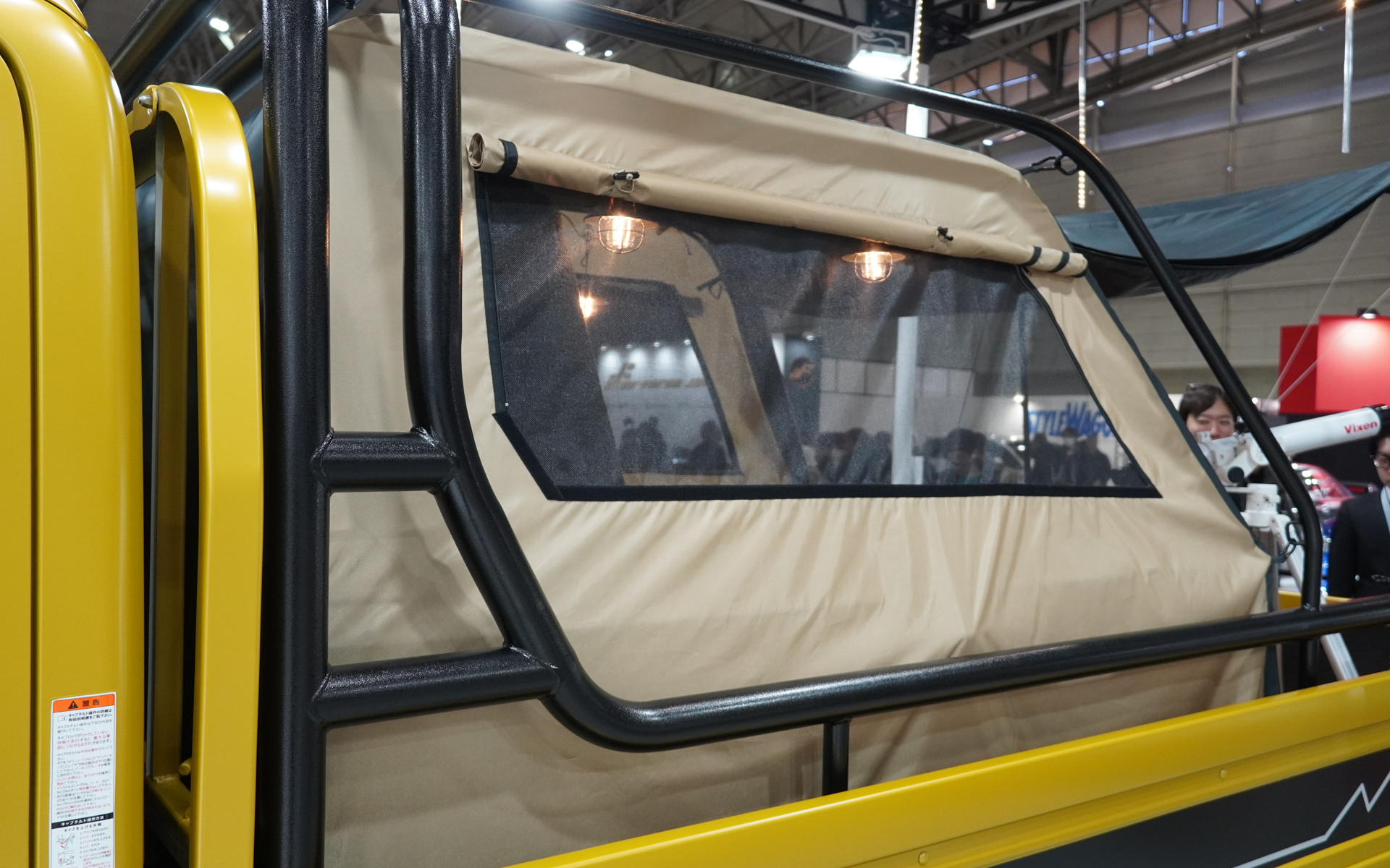 専用テントはユーティリティフレームで支える構造