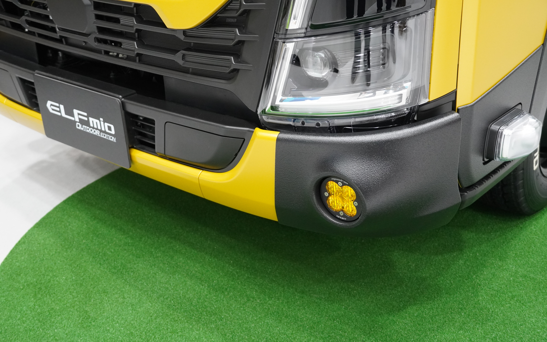 フォグランプも専用のものを装着。ブラックの部分は凹凸のある塗装