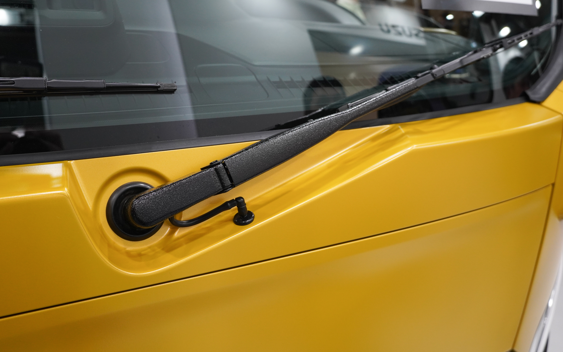 ワイパーアームにも凹凸の塗装がしてある