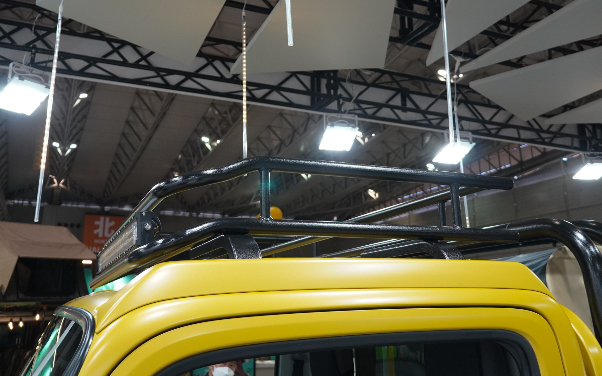 ルーフキャリアを装着。キャリアの足下を隠すカバーもついている