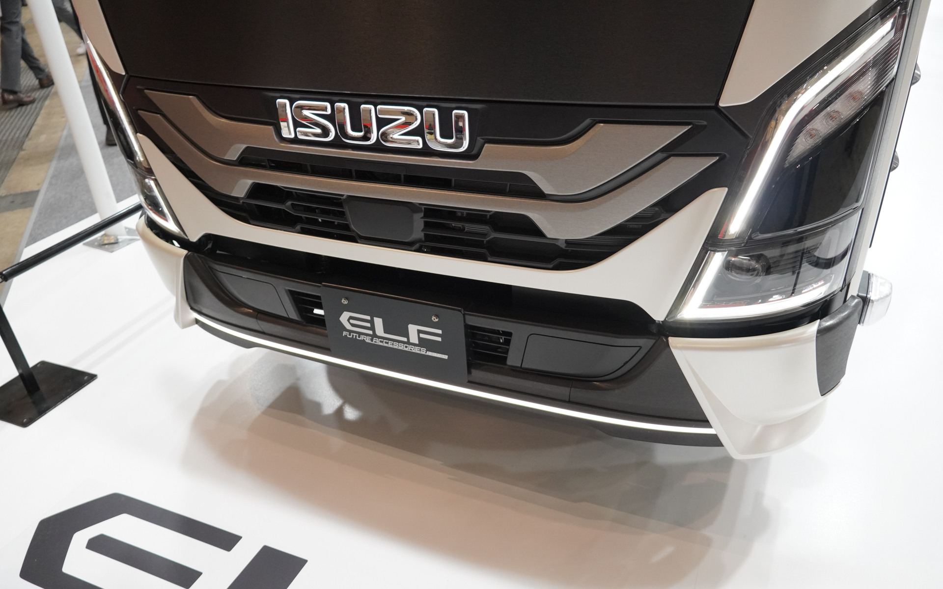 LEDで演出したフロントまわり。ISUZUのエンブレムもLEDで光っている