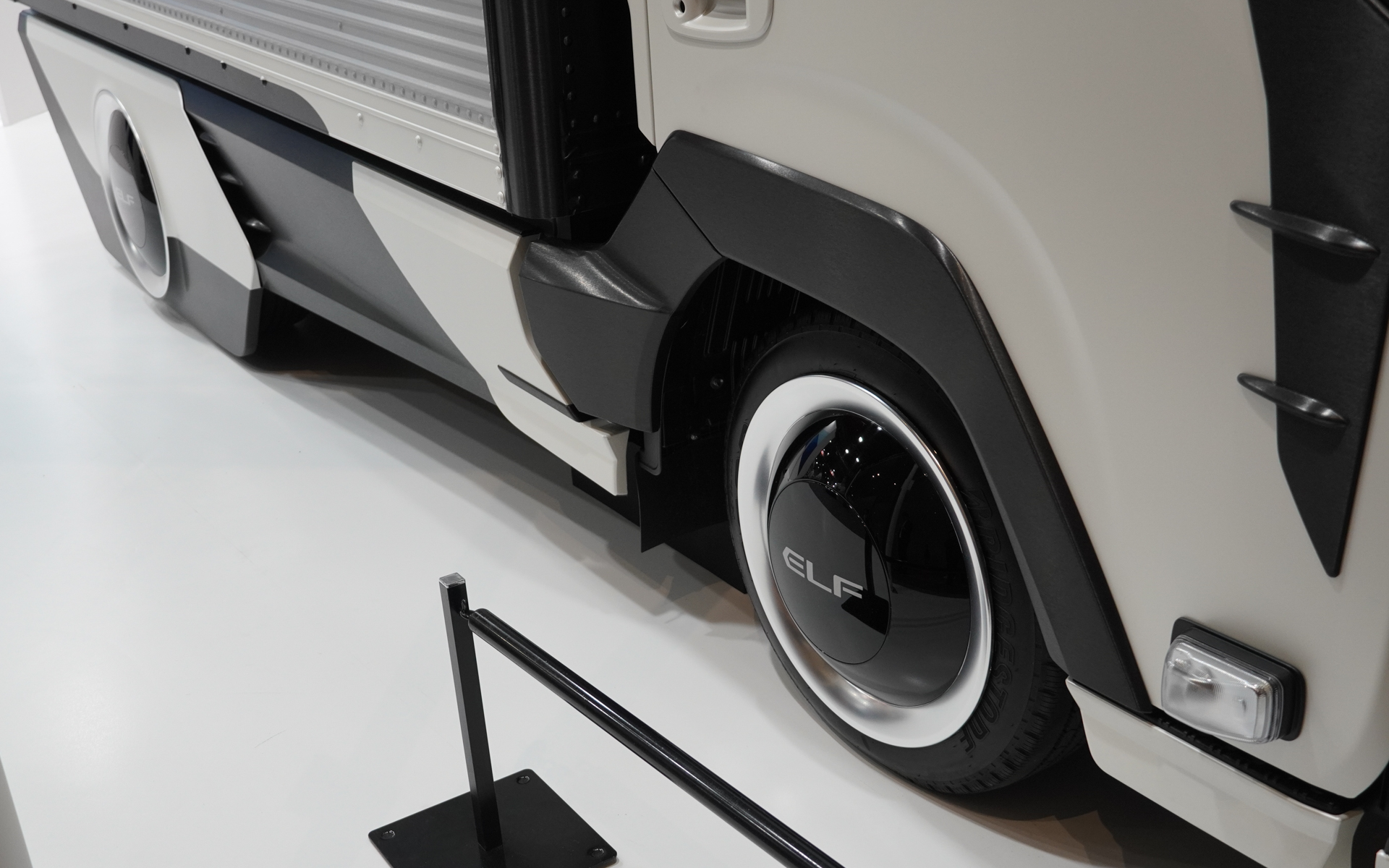 タイヤの位置はエアロホイールディスクとは合っておらず、少し前になる