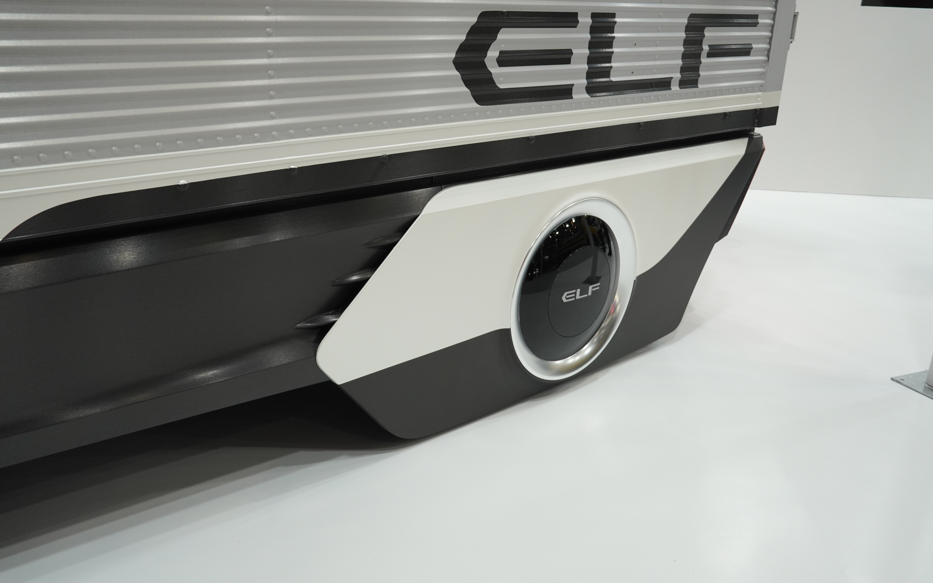 タイヤの位置はエアロホイールディスクとは合っておらず、少し前になる