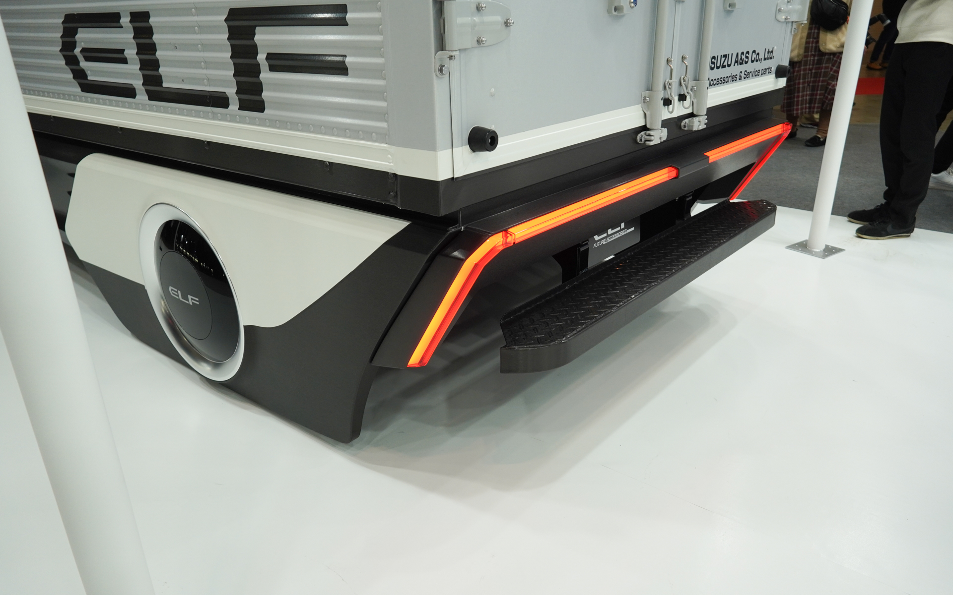 LEDによる直線的なテールランプ