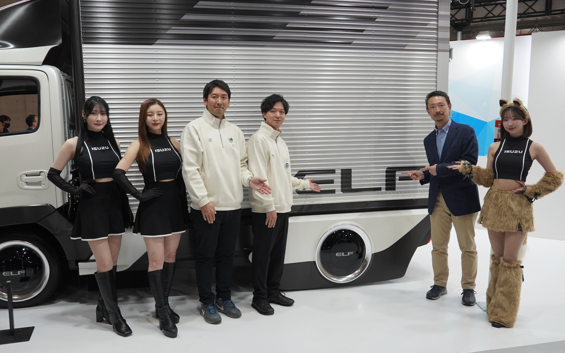 説明を行なったいすゞ自動車株式会社 戸塚浩一氏（左から3番目）、いすゞA＆S株式会社 青山勝氏（左から4番目）、ベストカー編集部 梅木智晴氏（右から2番目）