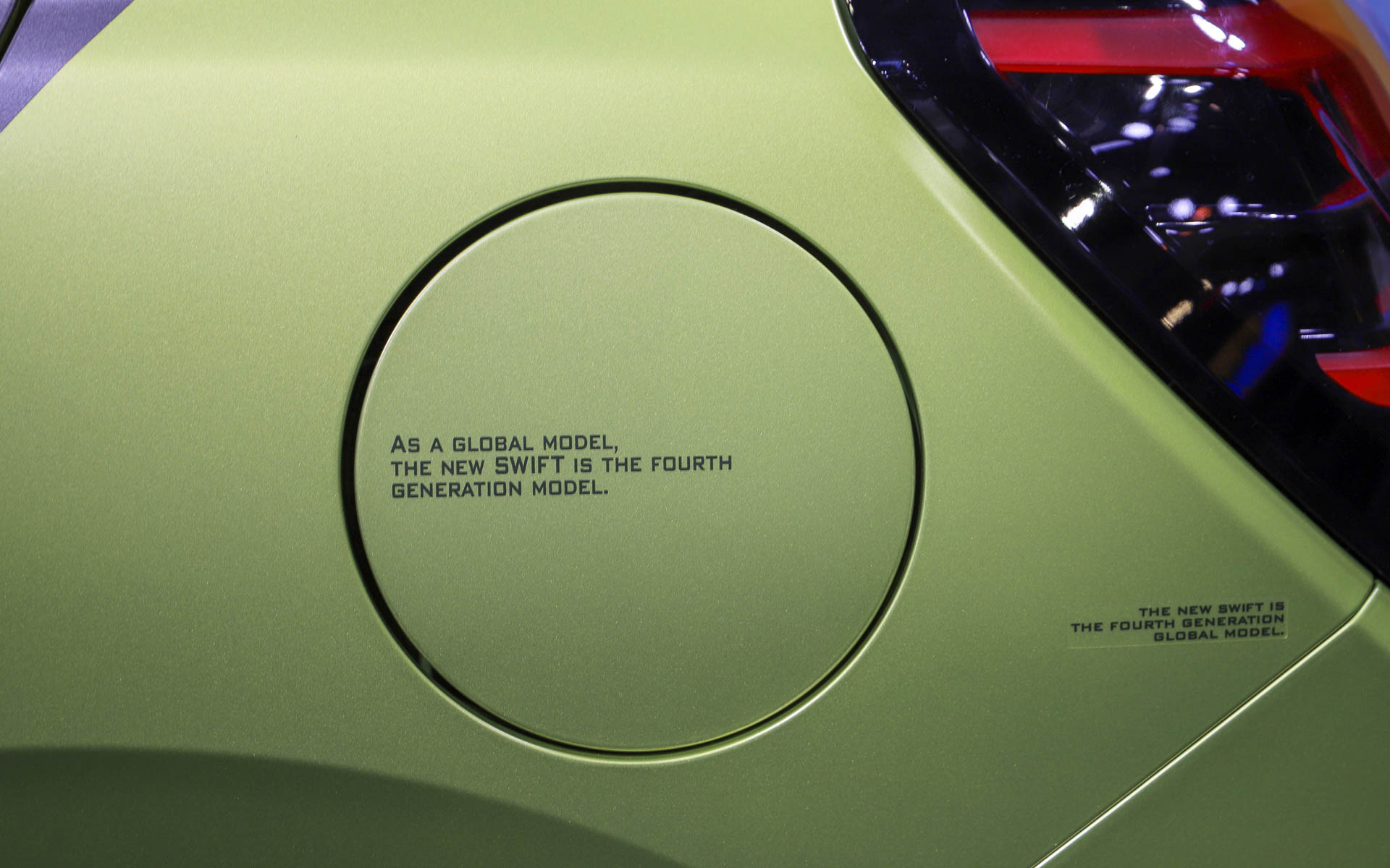 グローバルモデル4代目であることが分かるようなデカールが施される