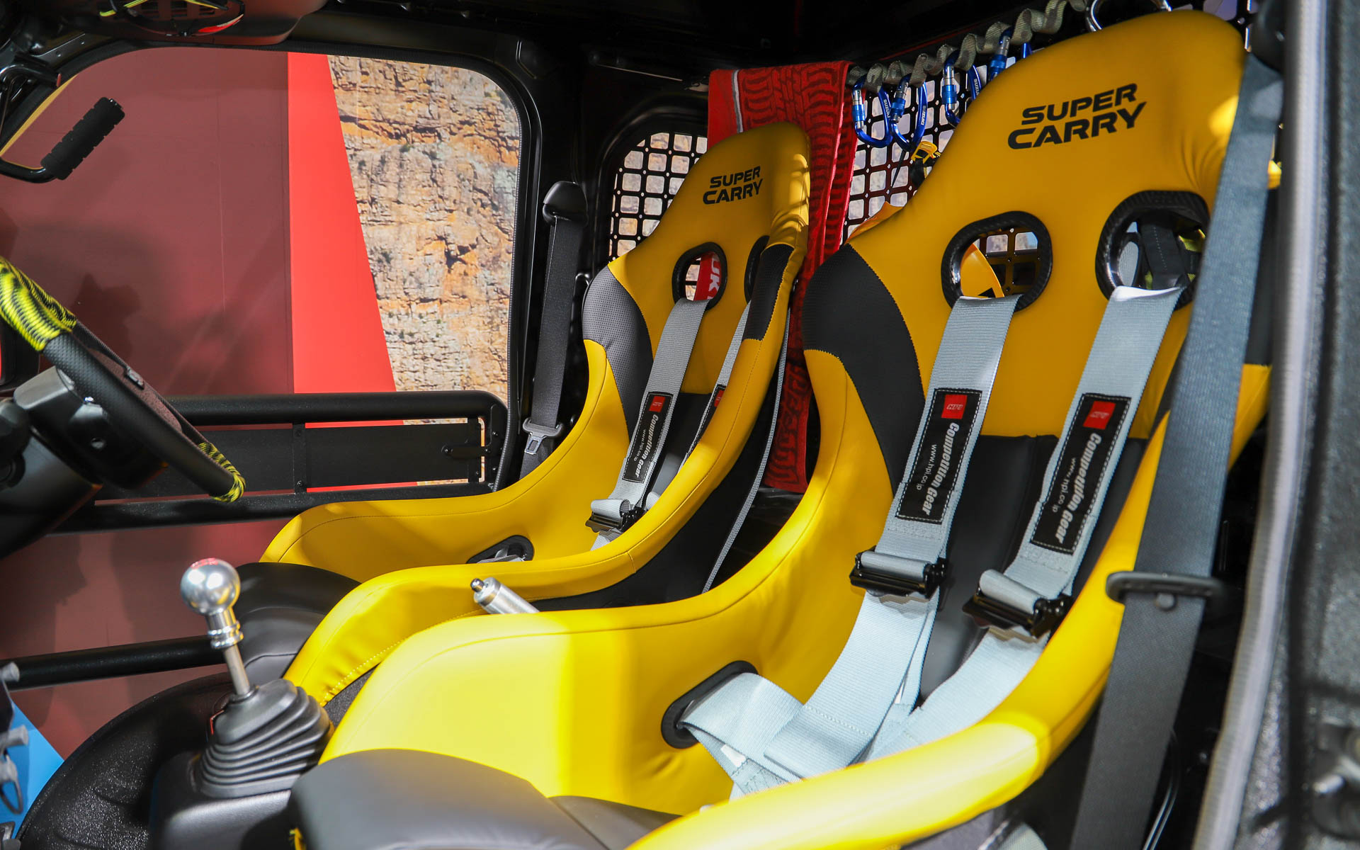 荒れた山道でも走れるよう身体をきちんとホールドするバケットシートを装着