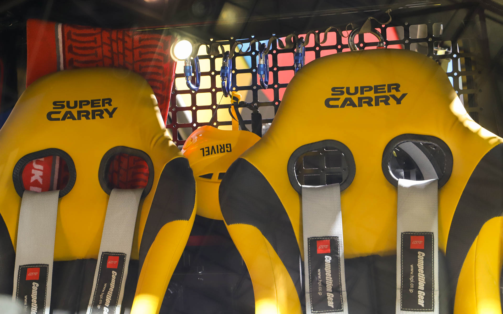 シート後方のスペースにはカラビナが付けられ、クライミング用のヘルメットがかけられている