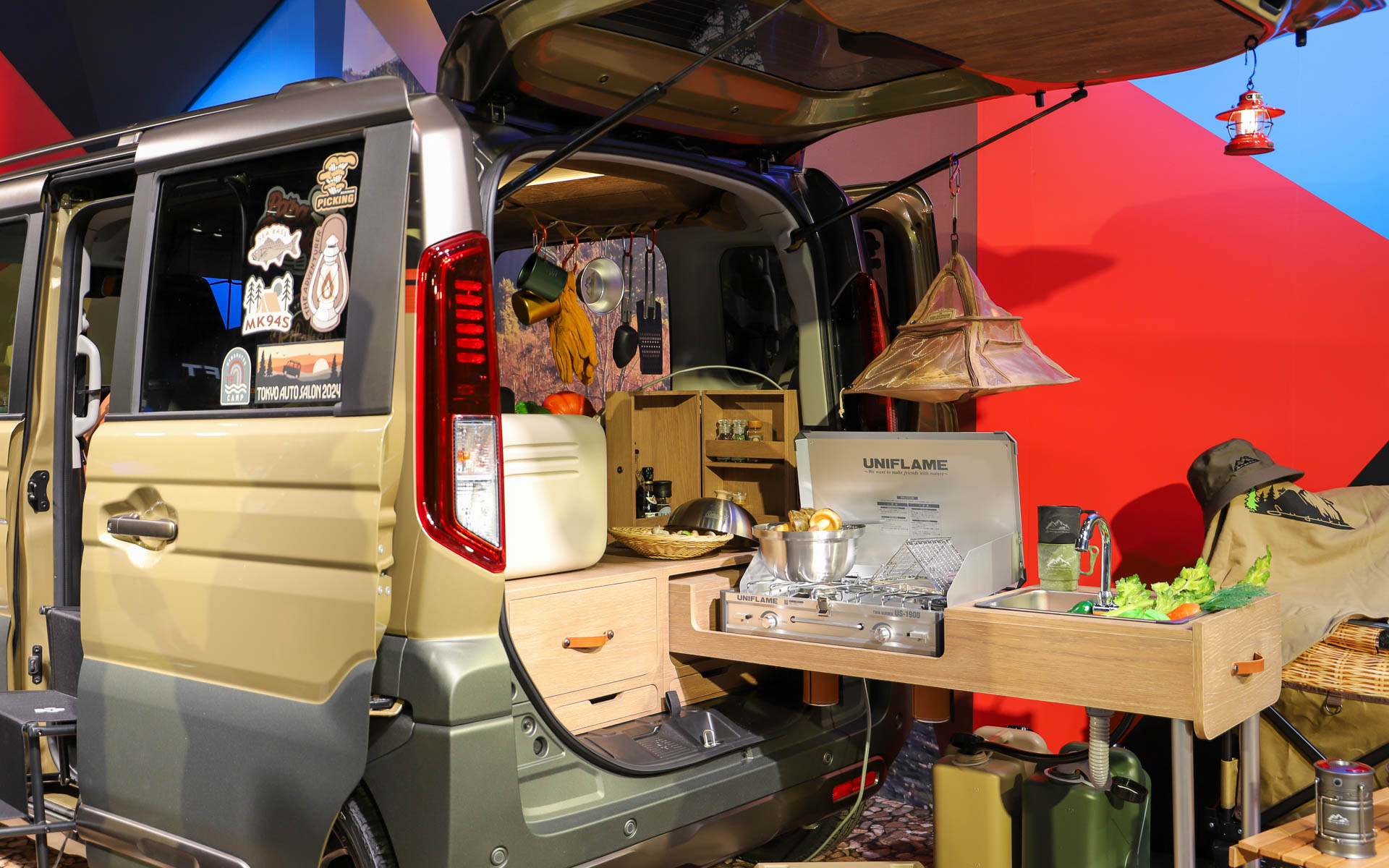 子供が採集したキノコを調理する料理好きの父親をイメージしてデザインされたキッチンスペース。コンロやシンクは引き出して脚を立てて使う