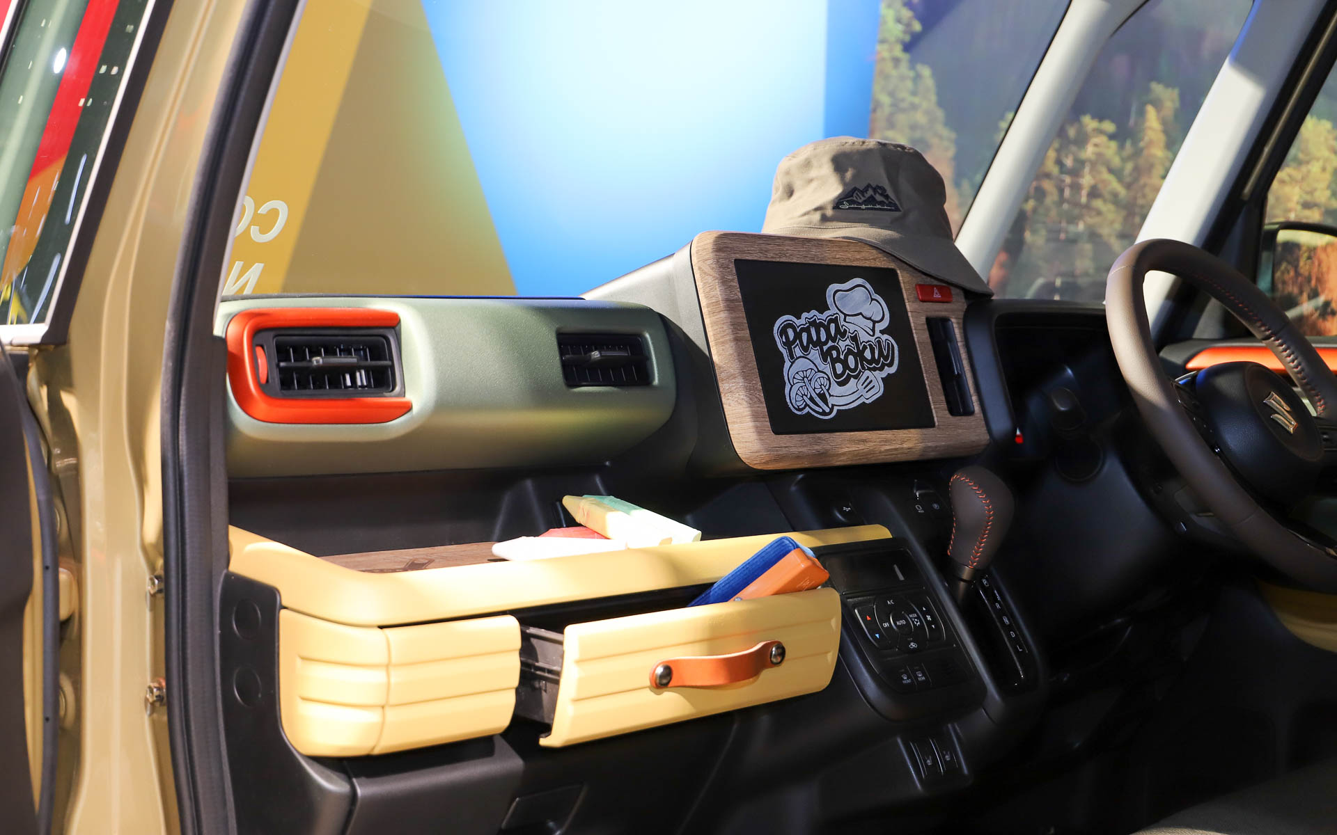 オーディオスペースのイラストはチョークで描いたもの。子供が楽しめるようにと、本物の黒板が使われている。チョークと黒板消しを収納するスペースもバッチリ