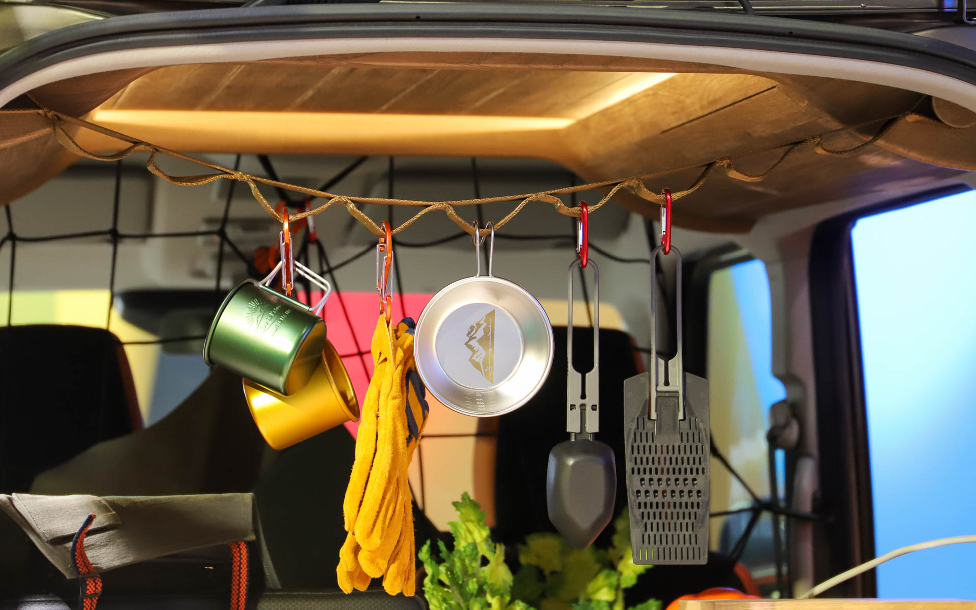 犬と一緒に写っているカーキ色にオレンジのアクセントが入ったエプロンや、ロゴ入りの小物類は今後販売されるかもしれないアイテム