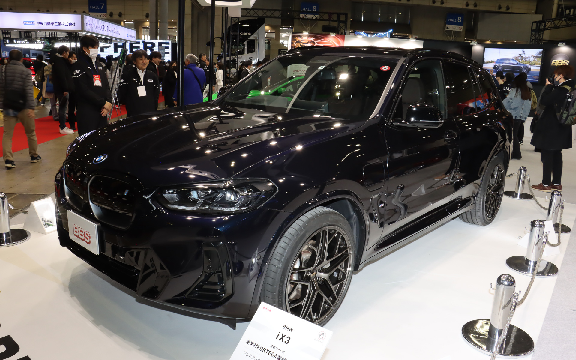参考出展の鍛造コンセプトホイール「FORTEGAホイール」（セレナイトブラウン）を装着したBMW「iX3」