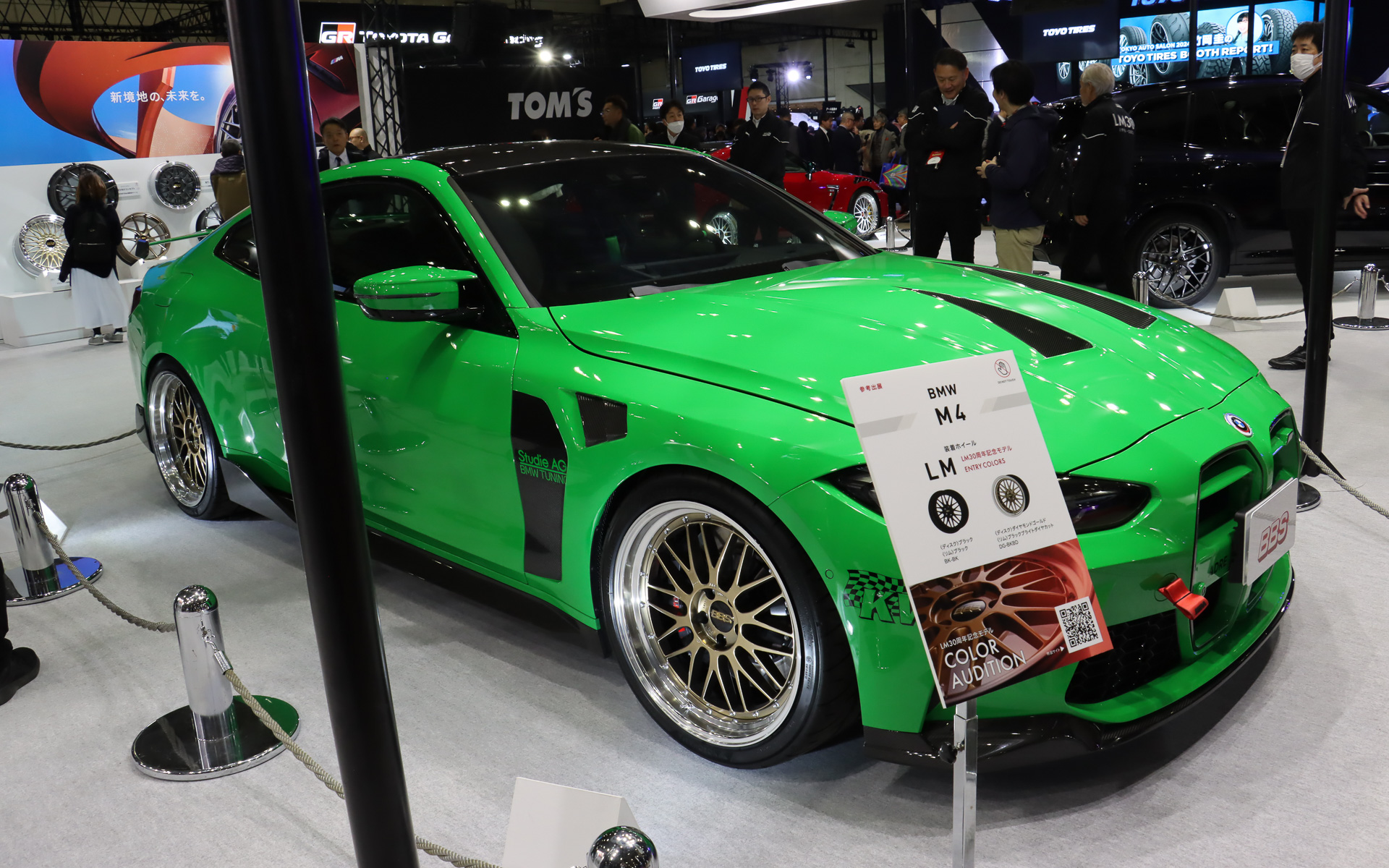 1月11日18時現在で2位以下に倍近い456票を得てトップとなっている「ダイヤモンドゴールド（ディスク）/ブラックブライトダイヤカット（リム）」。BMW M4の右サイドに装着