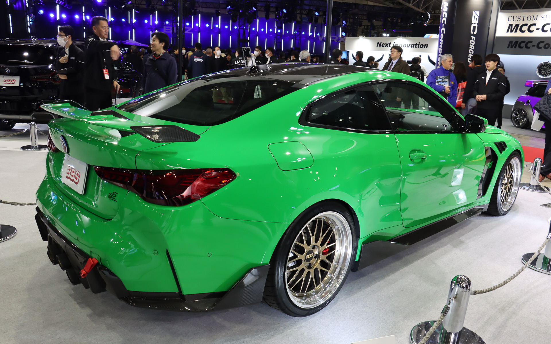 1月11日18時現在で2位以下に倍近い456票を得てトップとなっている「ダイヤモンドゴールド（ディスク）/ブラックブライトダイヤカット（リム）」。BMW M4の右サイドに装着