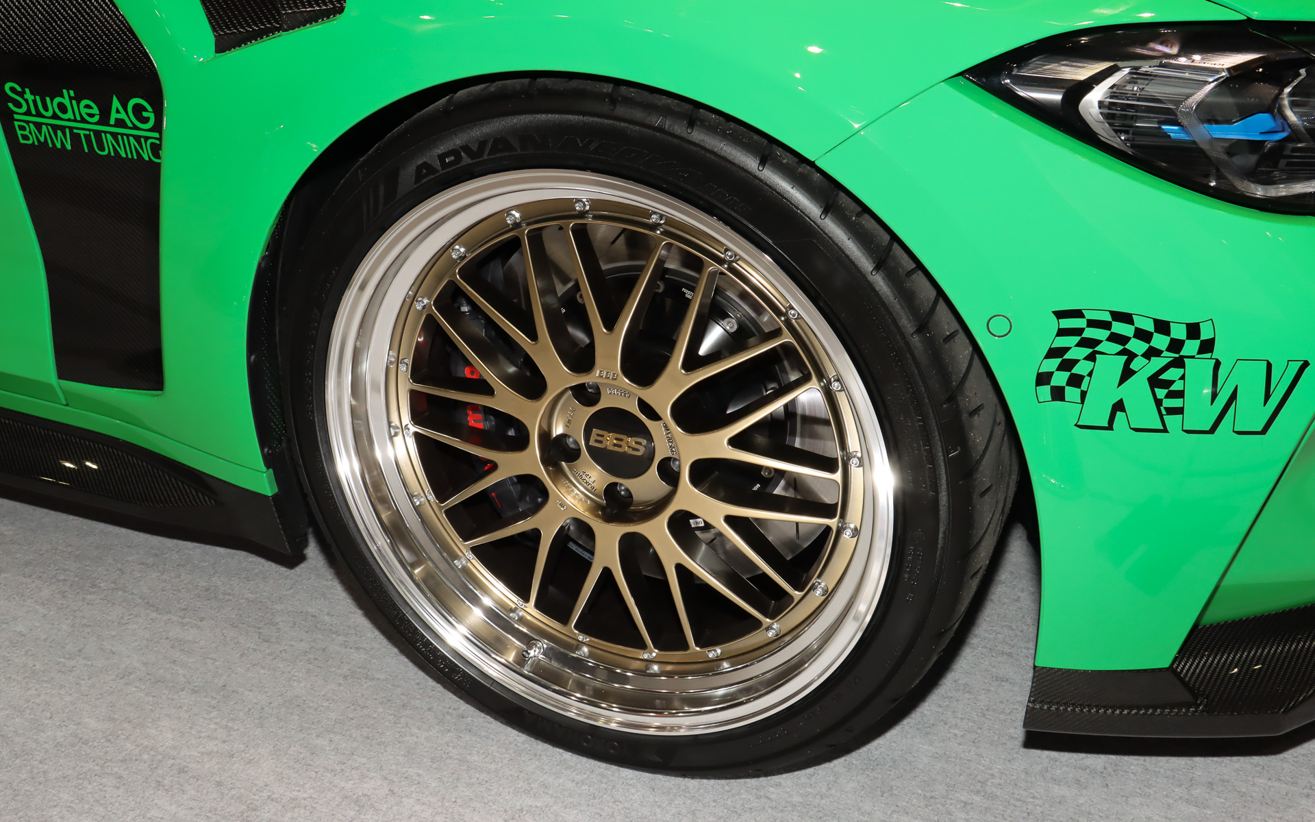 1月11日18時現在で2位以下に倍近い456票を得てトップとなっている「ダイヤモンドゴールド（ディスク）/ブラックブライトダイヤカット（リム）」。BMW M4の右サイドに装着