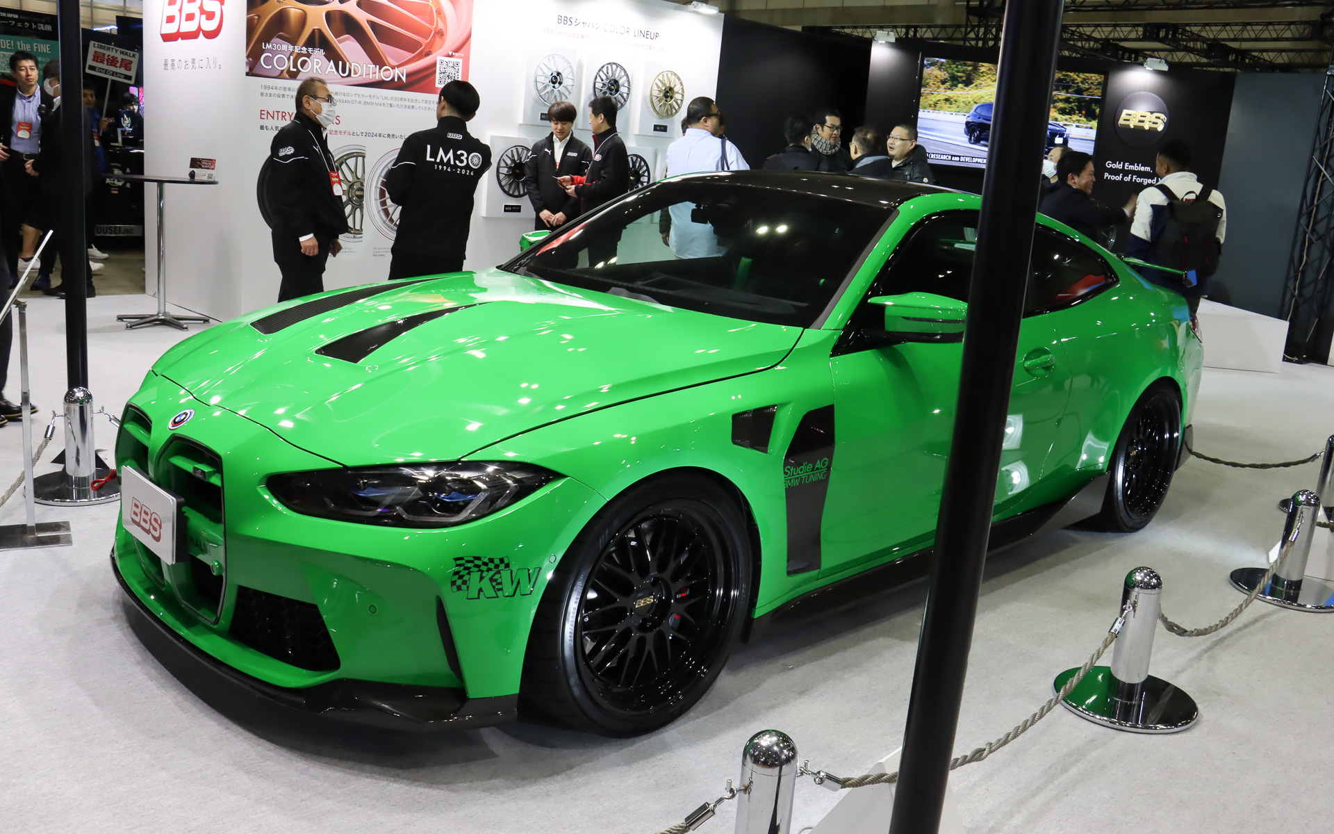 240票を得て1月11日18時現在2位の「ブラック（ディスク）/ブラック（リム）」。BMW M4の左サイドに装着