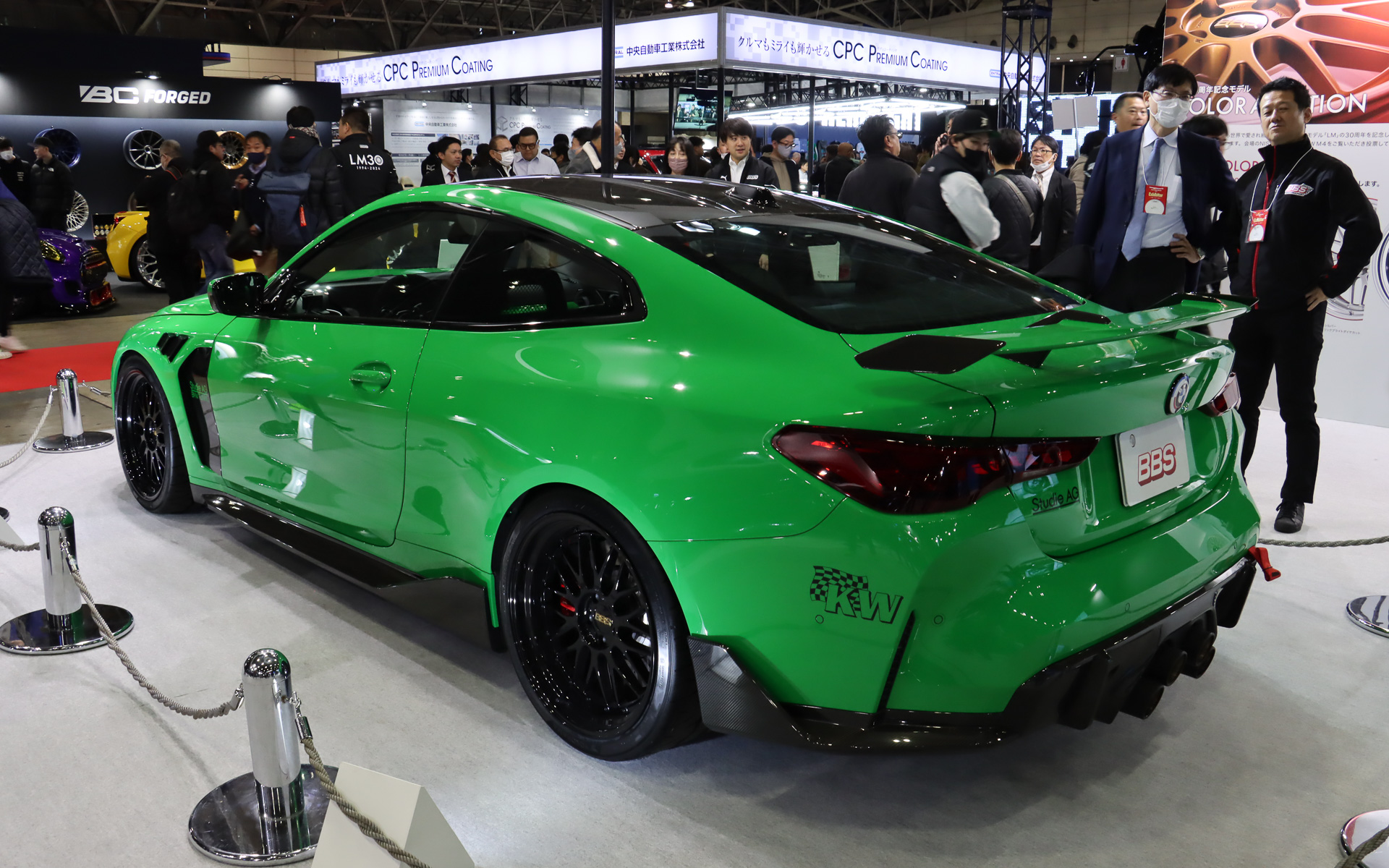 240票を得て1月11日18時現在2位の「ブラック（ディスク）/ブラック（リム）」。BMW M4の左サイドに装着