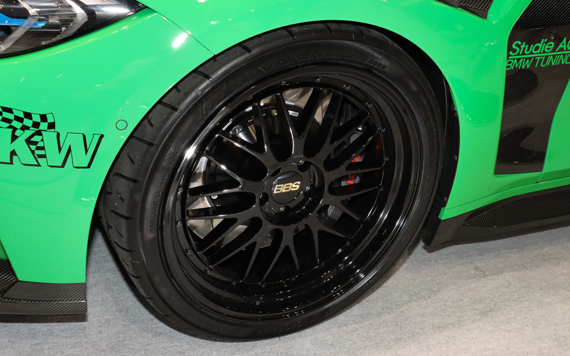 240票を得て1月11日18時現在2位の「ブラック（ディスク）/ブラック（リム）」。BMW M4の左サイドに装着