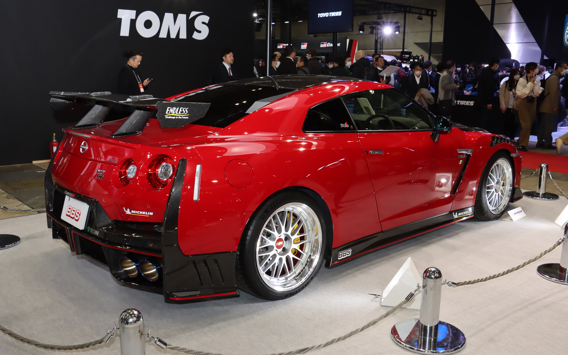 1月11日18時現在で2位と僅差で3位（237票）の「マットシルバー（ディスク）/レッドメタリックブライトダイヤカット（リム）」。日産 GT-Rの右サイドに装着