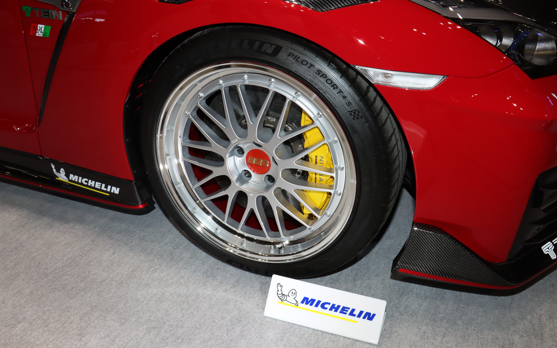 1月11日18時現在で2位と僅差で3位（237票）の「マットシルバー（ディスク）/レッドメタリックブライトダイヤカット（リム）」。日産 GT-Rの右サイドに装着