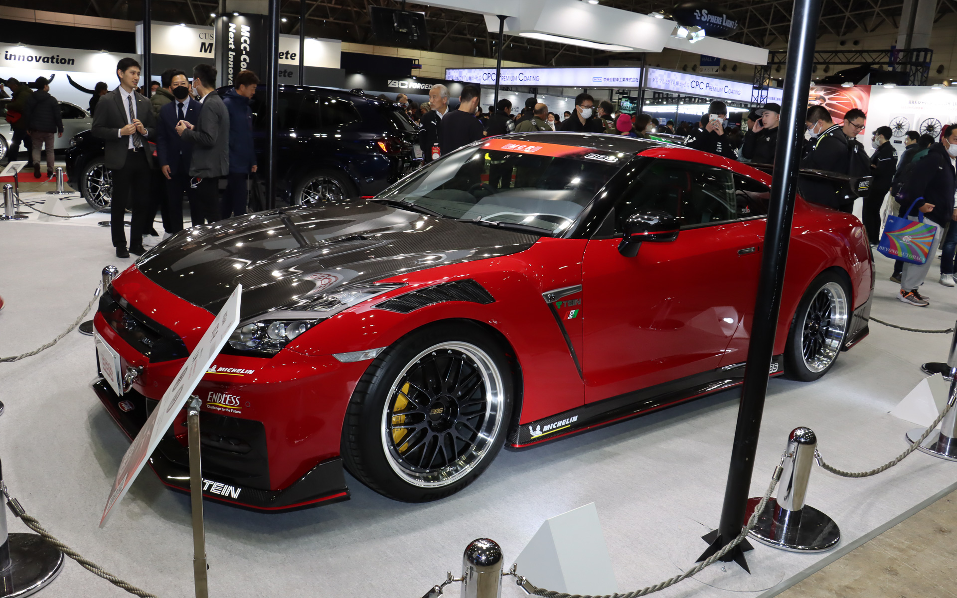 「ダークラズライト（ディスク）/シルバーダイヤカット（リム）」は119票で1月11日18時現在の4位。日産 GT-Rの左サイドに装着