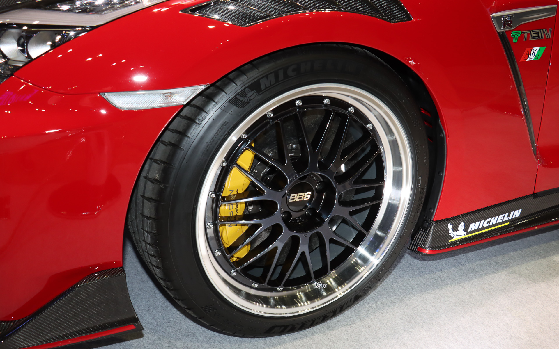 「ダークラズライト（ディスク）/シルバーダイヤカット（リム）」は119票で1月11日18時現在の4位。日産 GT-Rの左サイドに装着