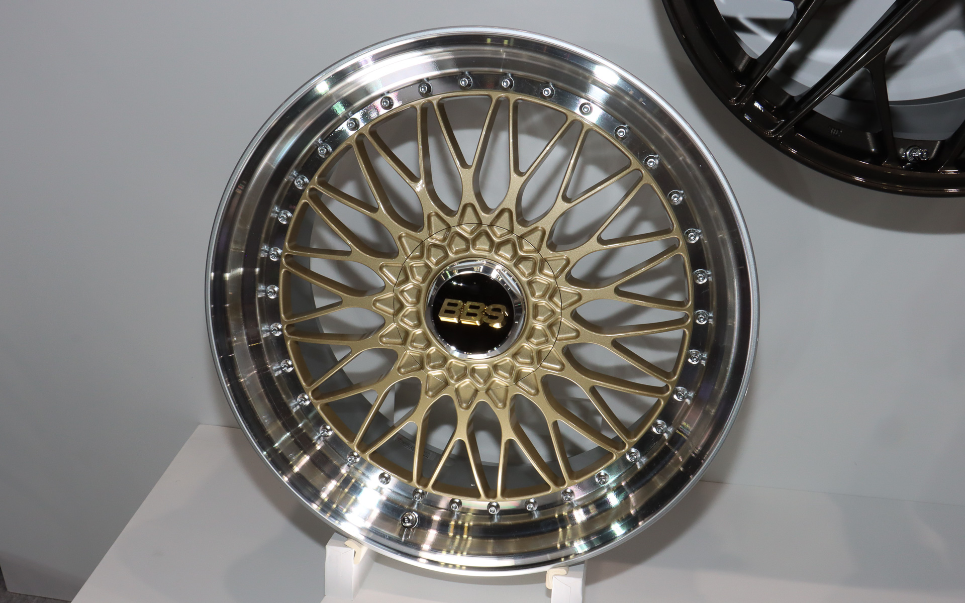 「SUPER-RS」（ゴールド［ディスク］×シルバーダイヤカット［リム］）