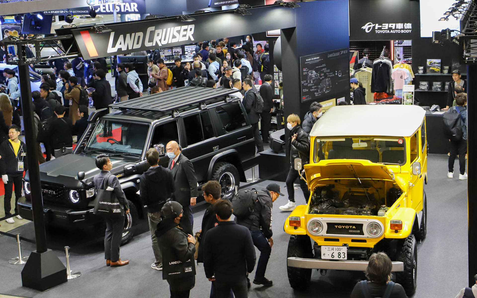 ランドクルーザー2台を展示するトヨタ車体ブース