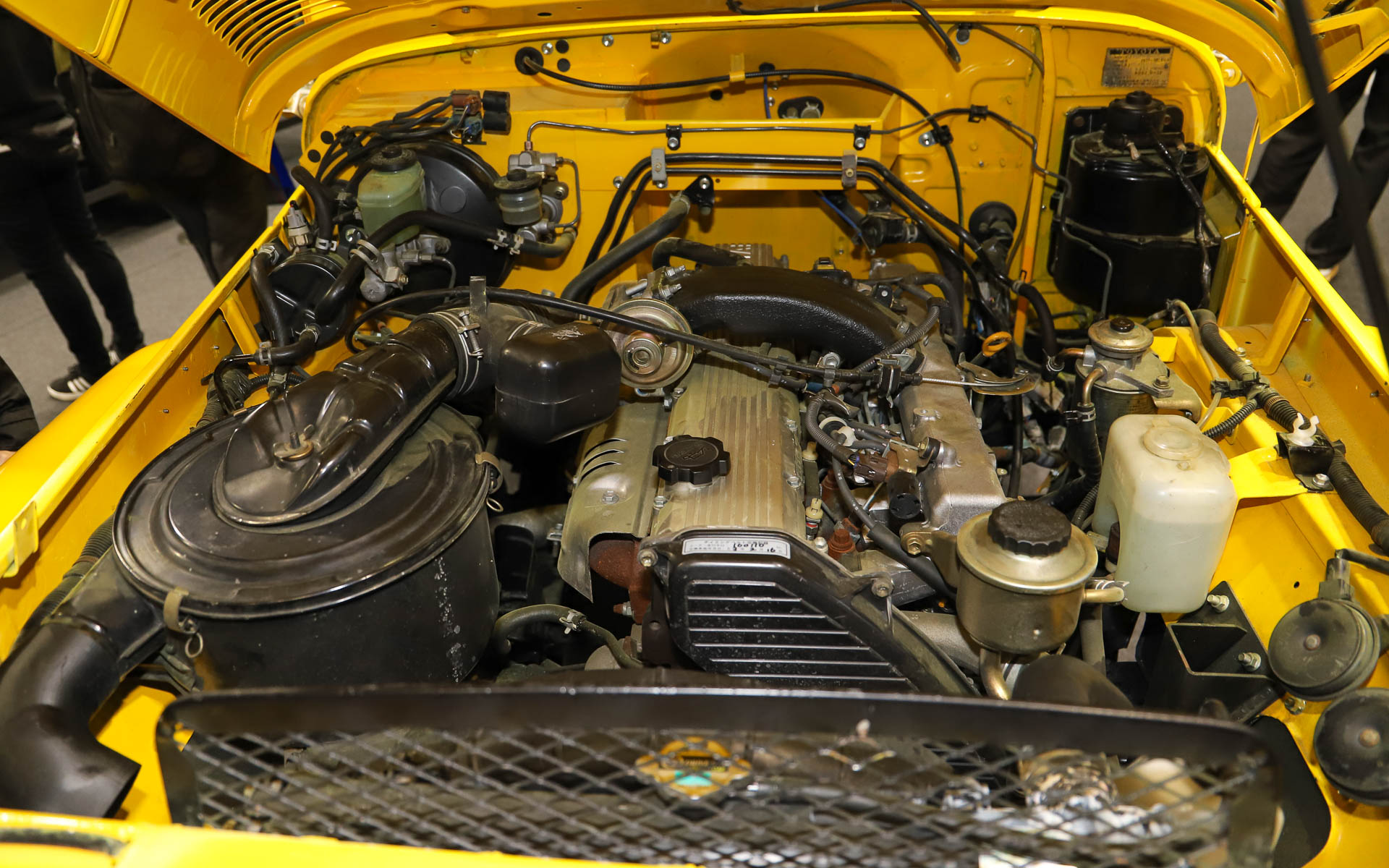 40のパーツと70のパーツが混在するエンジンルーム。ウォッシャータンクなどは40のものとなるが、エンジン系統は70のもの