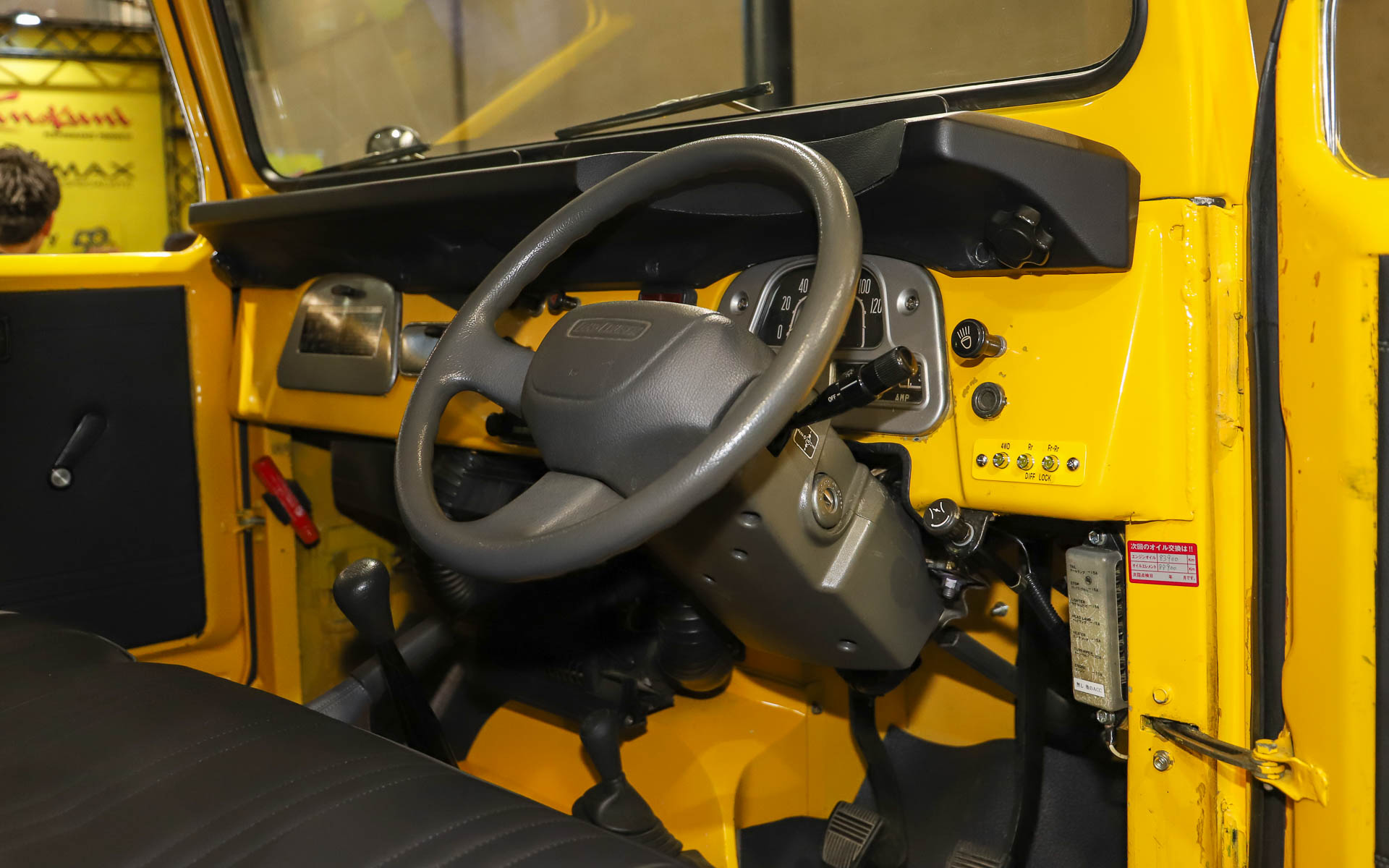 ステアリングやペダル、シフトは70のパーツを利用。40の内装に70のパーツがハイブリッドで存在する