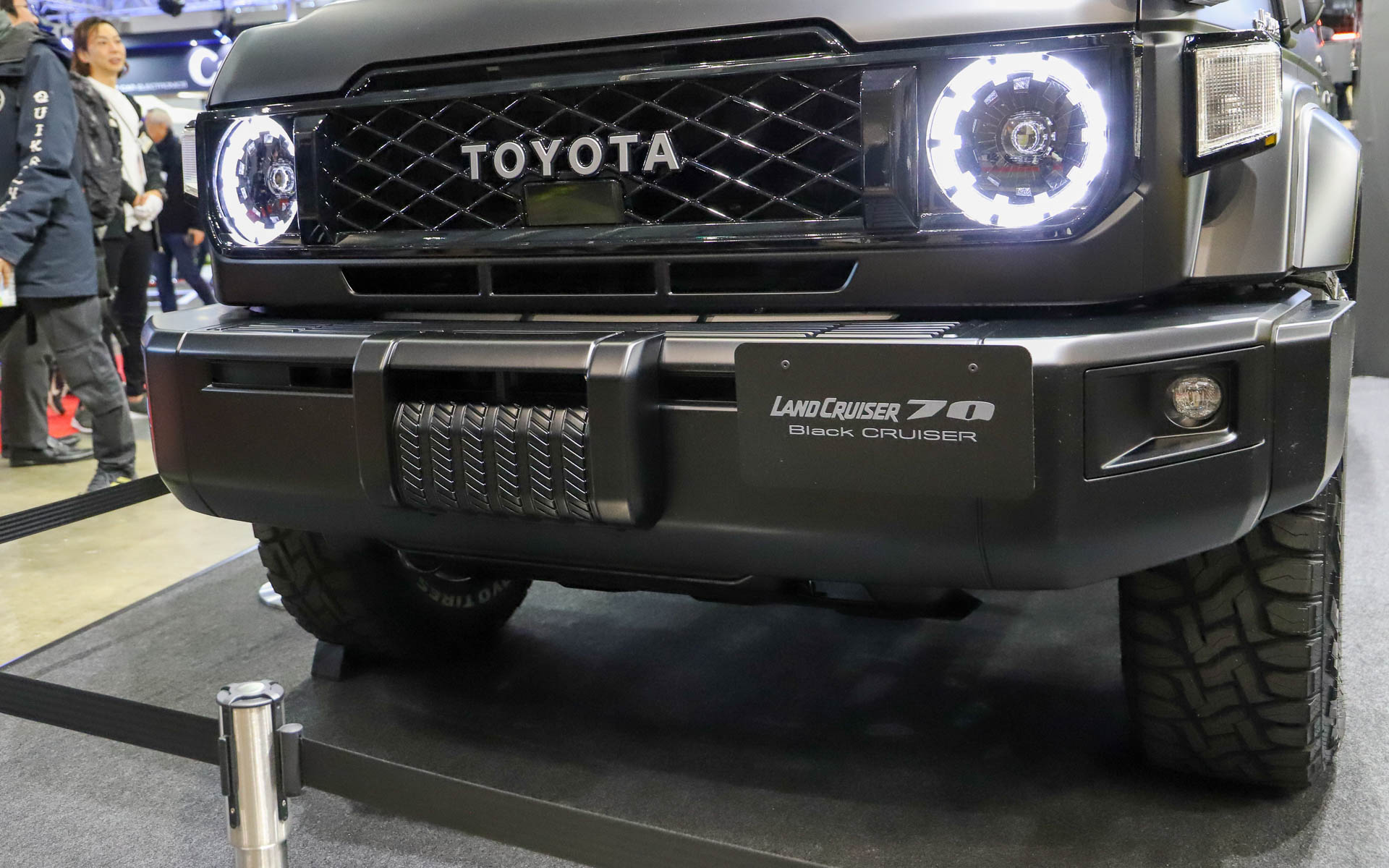 フロントのウインチ。バンパーも専用品