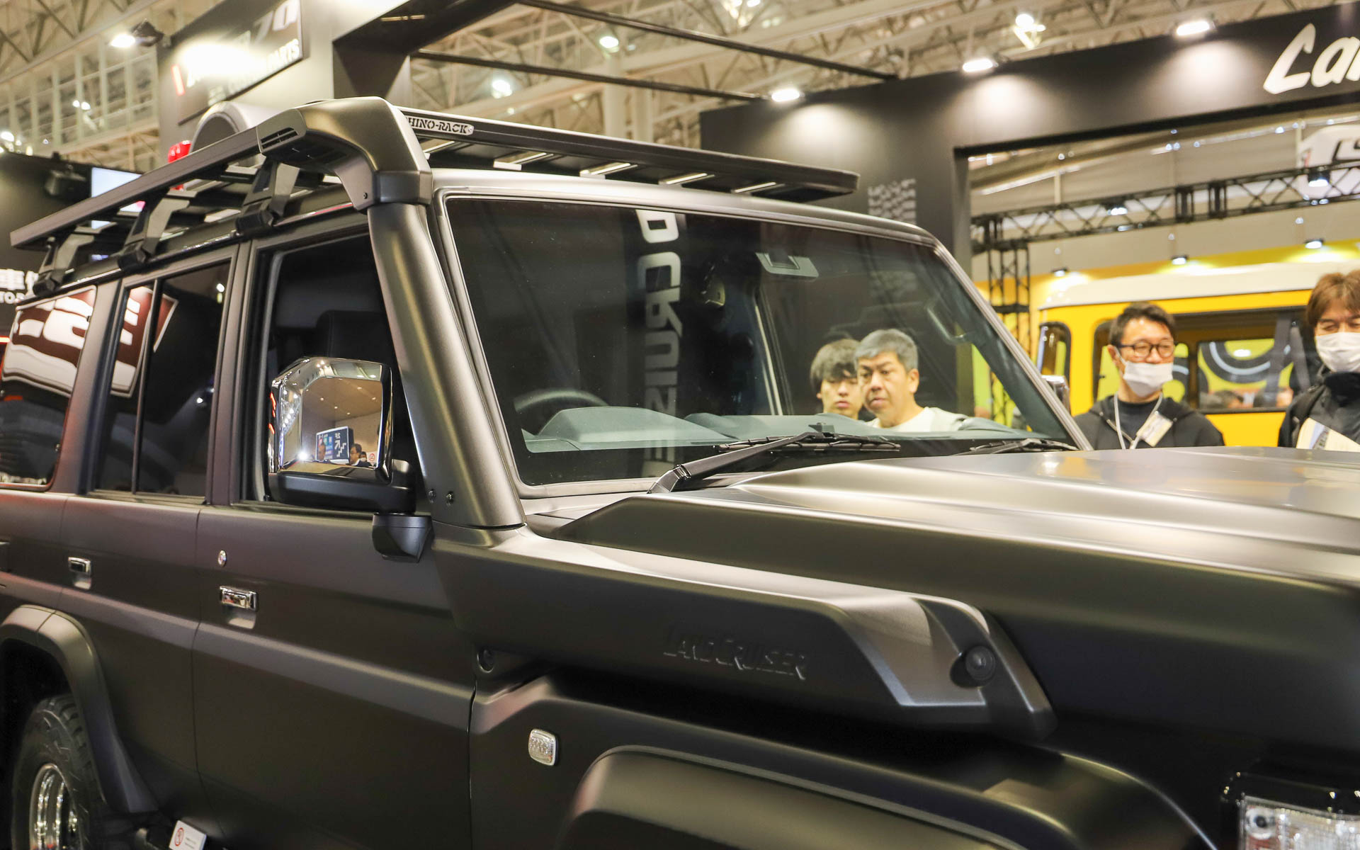 シュノーケルにはランドローバーのロゴが入る