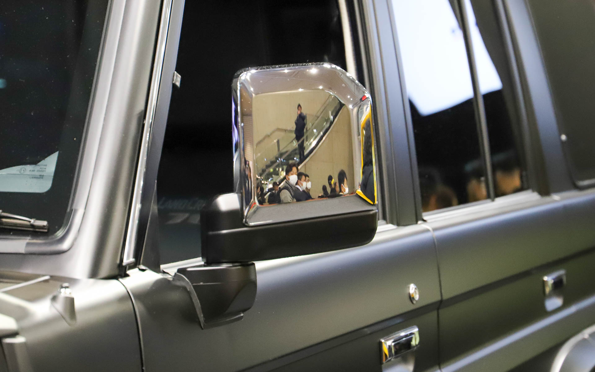 メッキミラー。日本国内でも純正品としてラインアップされていそうだが、設定がないという