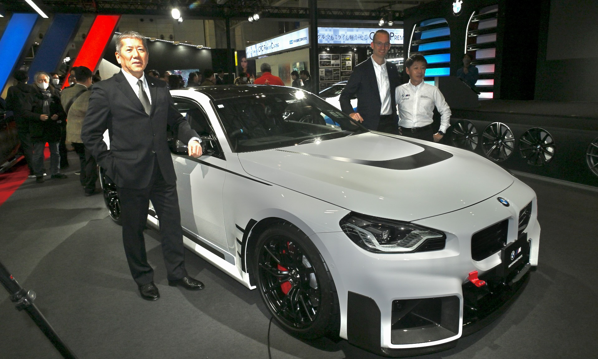 M2とフォトセッションに臨むビー・エム・ダブリュー株式会社 長谷川正敏社長（左）