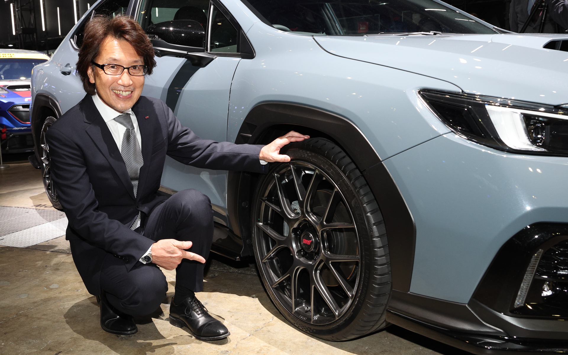 新開発のSTIフレキシブルパフォーマンスホイールと高津氏