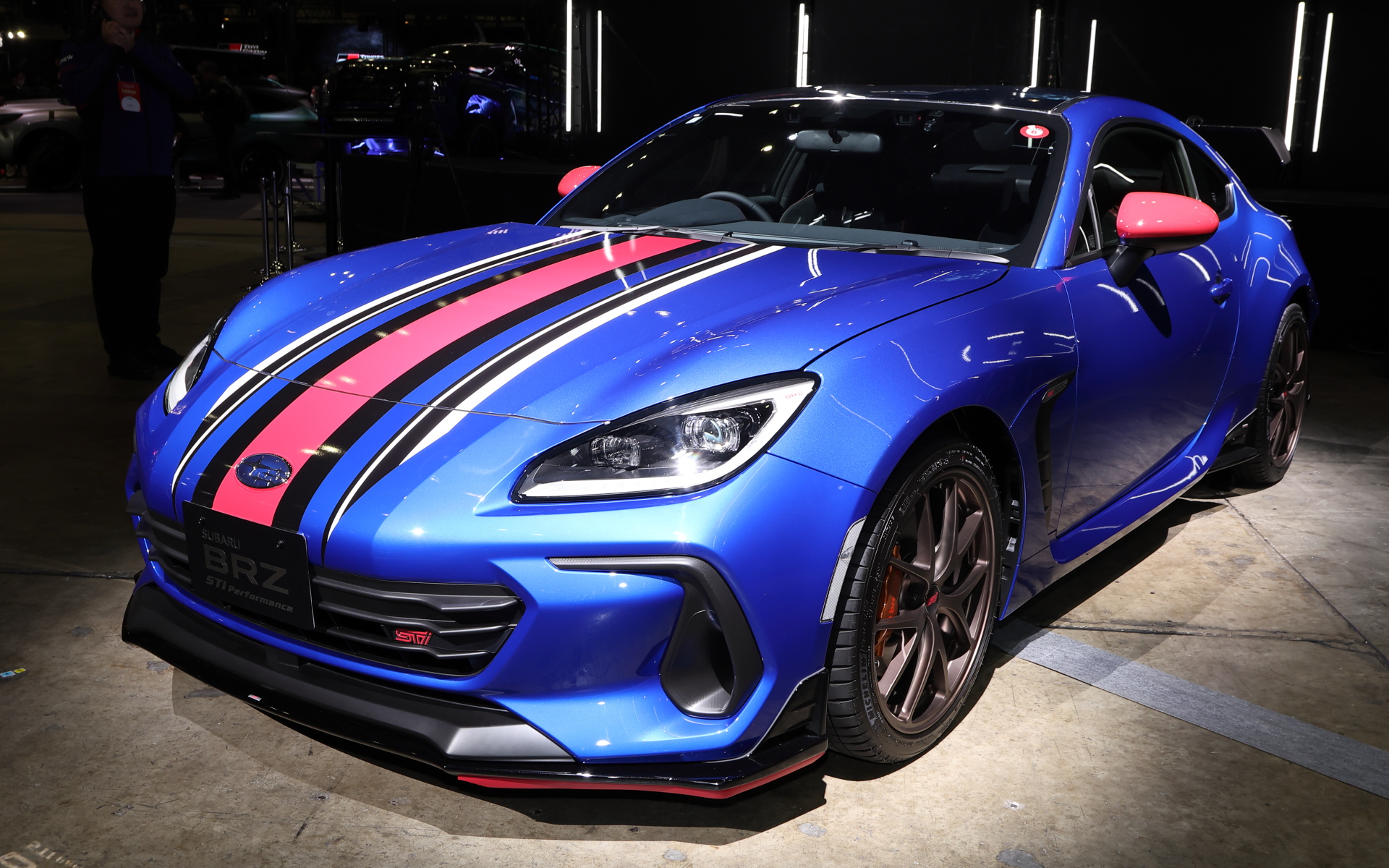 SUBARU BRZ STI performance。「SUBARU BRZ STI Sport」をベースに、STIパフォーマンスパーツを装着。ドライカーボンリヤスポイラーをはじめとした、BRZが持つ「クルマを操る愉しさ」をさらに引き上げるパーツカスタマイズモデル