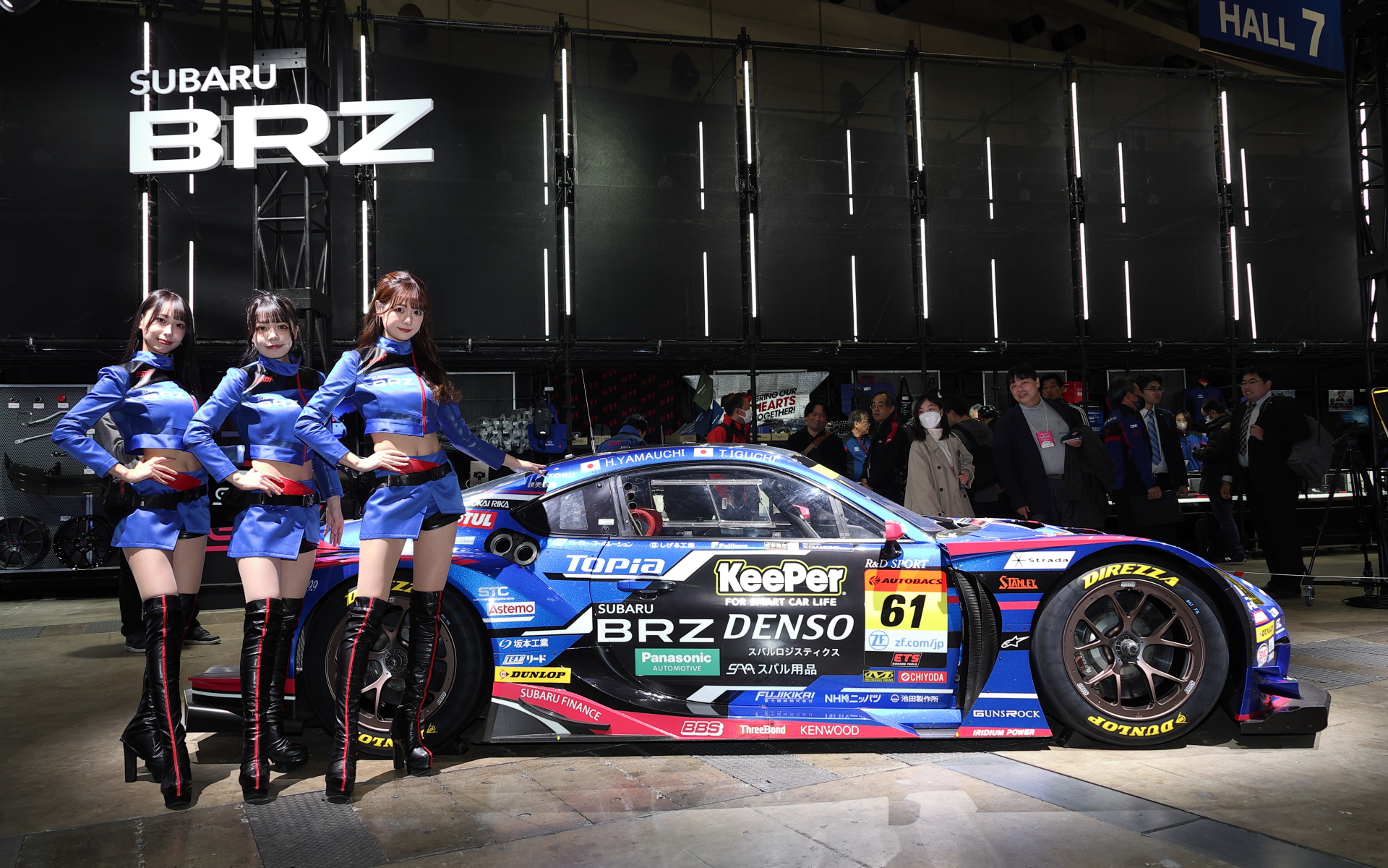 SUBARU BRZ GT GALS BREEZE 2024年メンバー。写真左から楠木絢さん、青山水咲さん、桜田莉奈さん。開幕までに1名を追加し4名で今シーズンに臨む