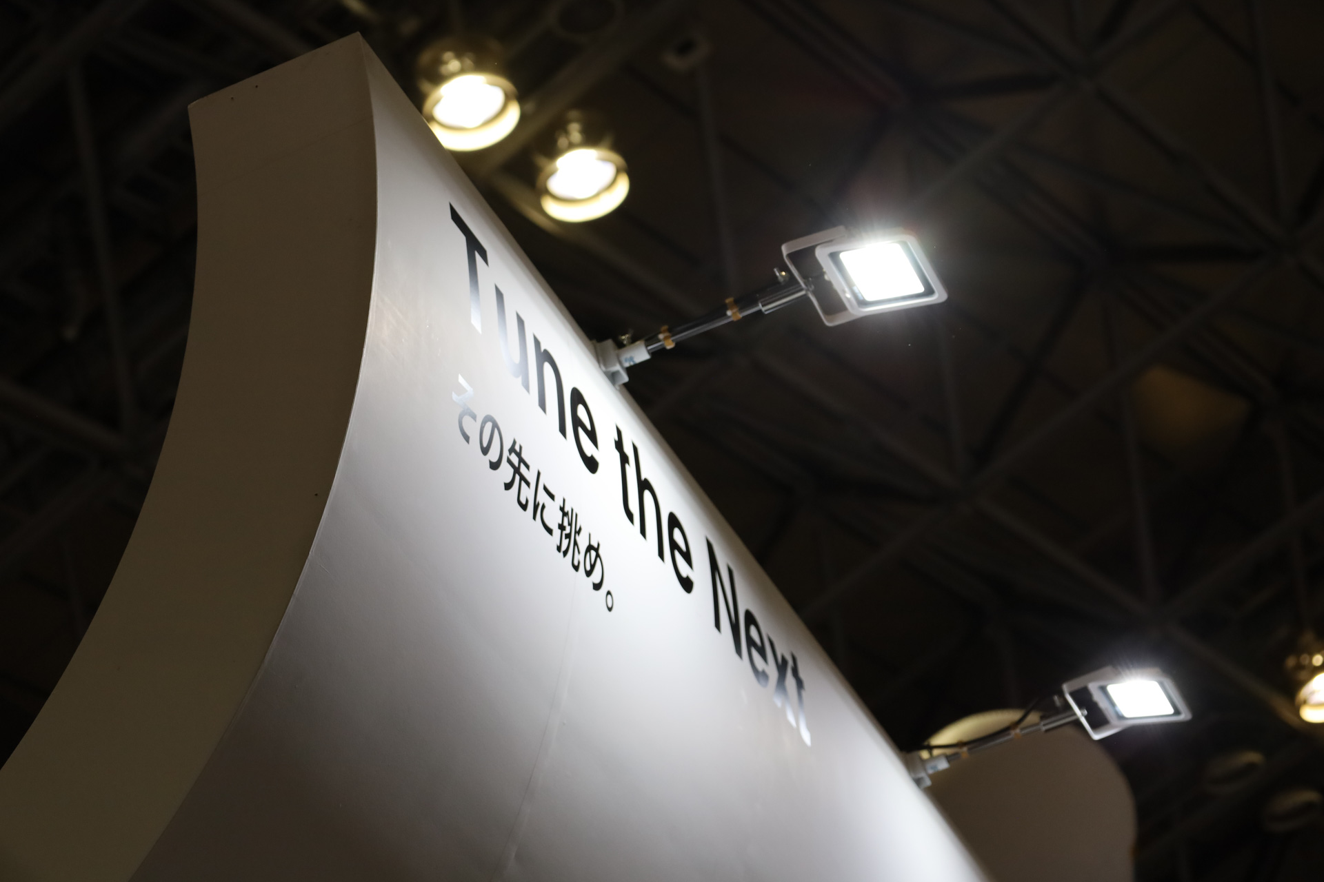 「Tune the Next」をテーマに電動化やCN（カーボンニュートラル）、サステナブルといった次世代のカスタマイズを提案。HKSでは、今後も環境への負荷を考慮しつつ、持続可能な未来（脱炭素社会実現）のためにカスタマイズに革新をもたらす商品を提案し続けることが語られた