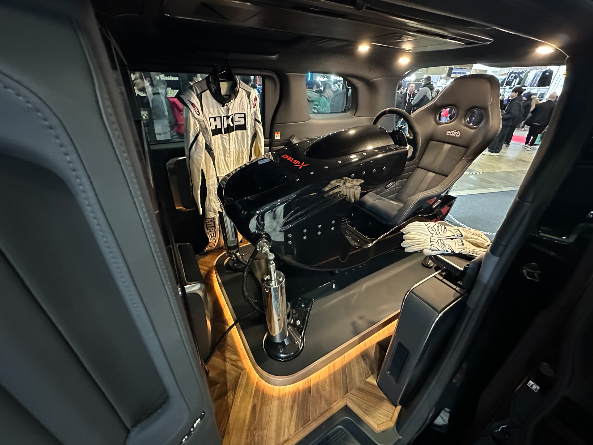 ドライビングシミュレータ「DRiVe-X」を車内に設置するLM