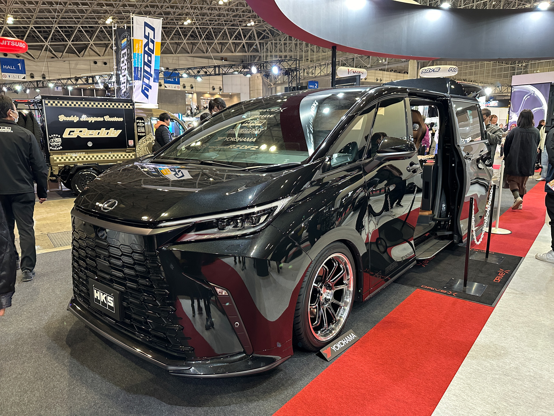 ドライビングシミュレータ「DRiVe-X」を車内に設置するLM