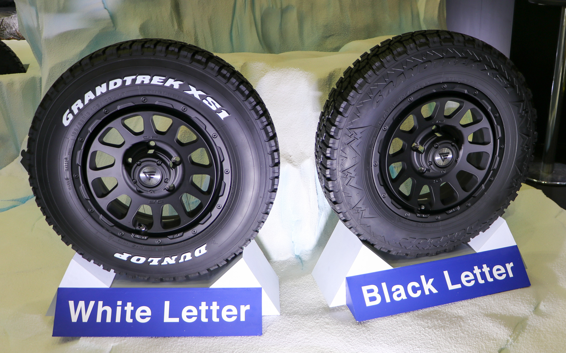 ホワイトレターとブラックレターの2種類がある訳ではなく、表と裏で異なるデザインを採用している