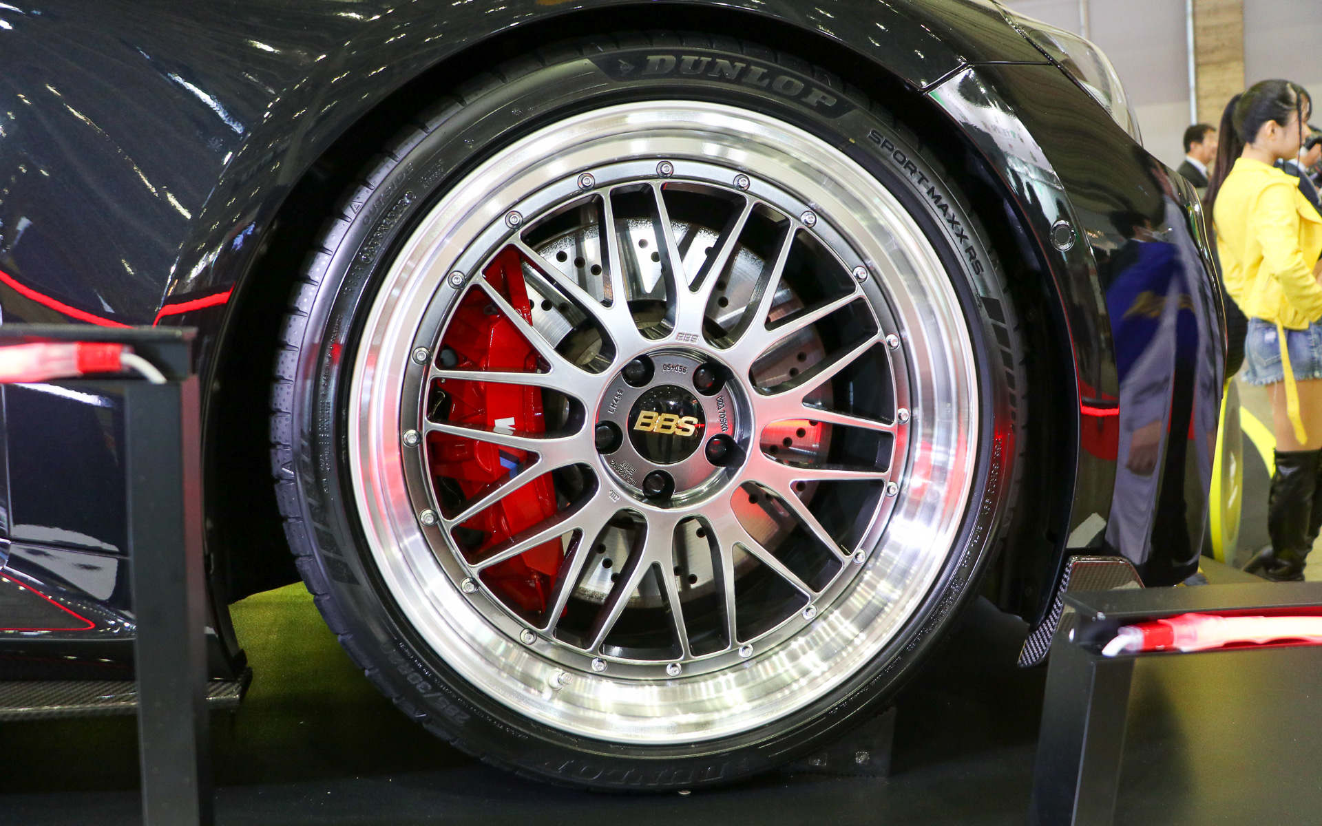 BMW M2の装着タイヤサイズは前後285/30R20