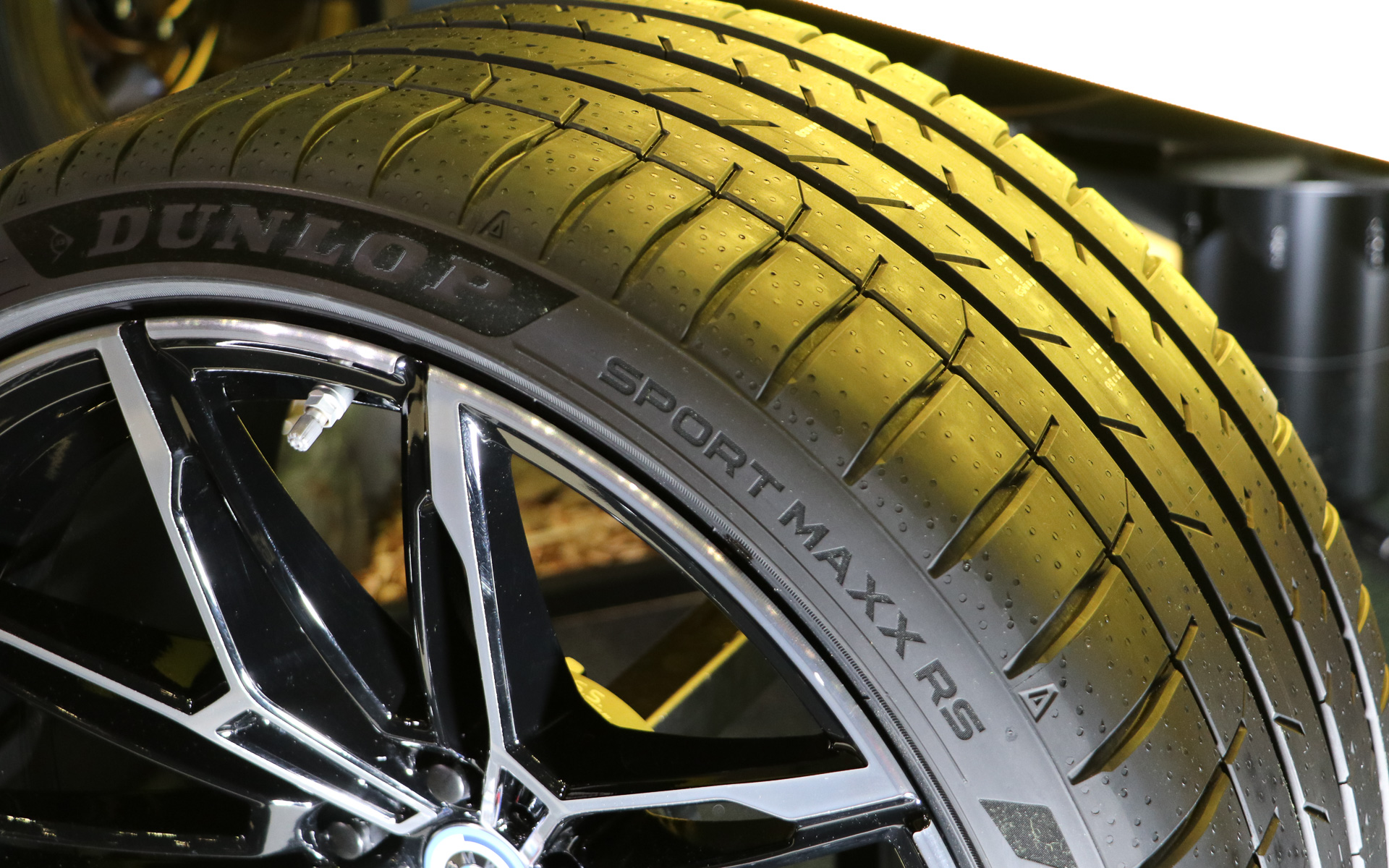 プレミアムカー向けフラグシップタイヤ「SPORT MAXX RS」