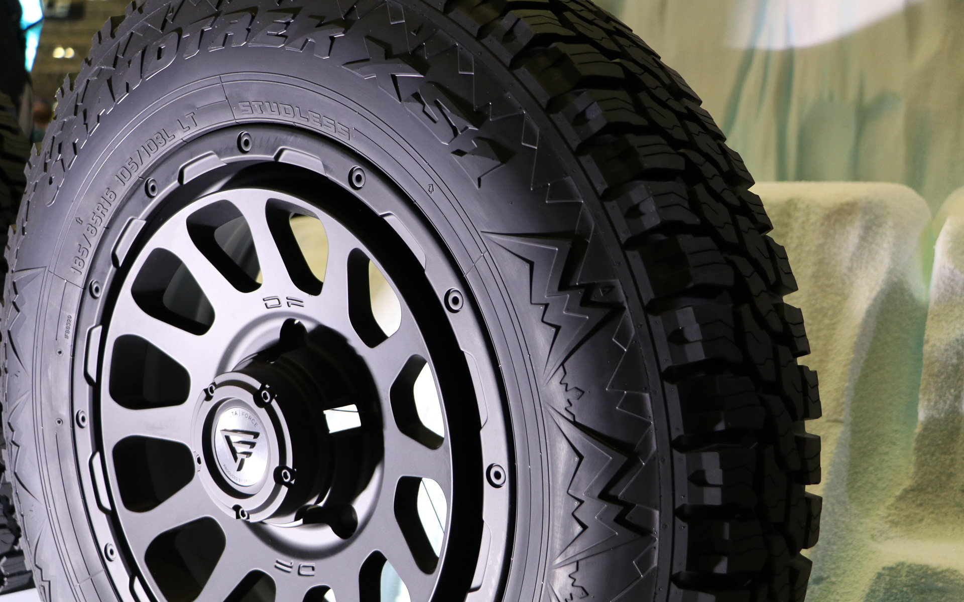 ブラックレター面には山岳をイメージしたデザインが配されている