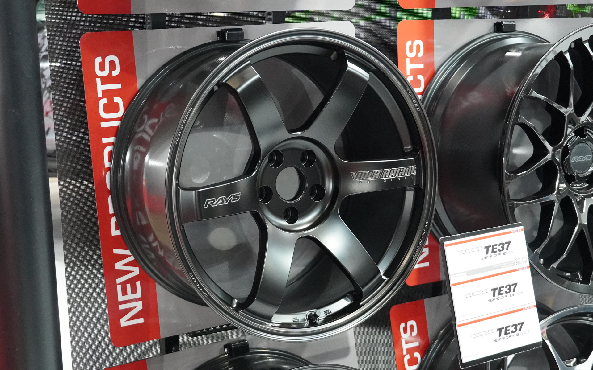 TE37 SAGA S-plusの20インチ。限定カラーのブラック